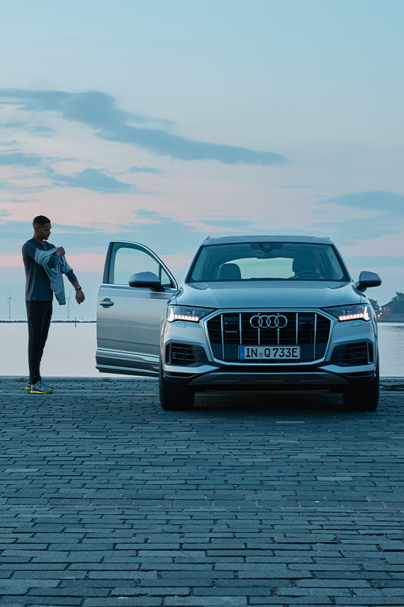 Front view of the Audi Q7 at the harbour